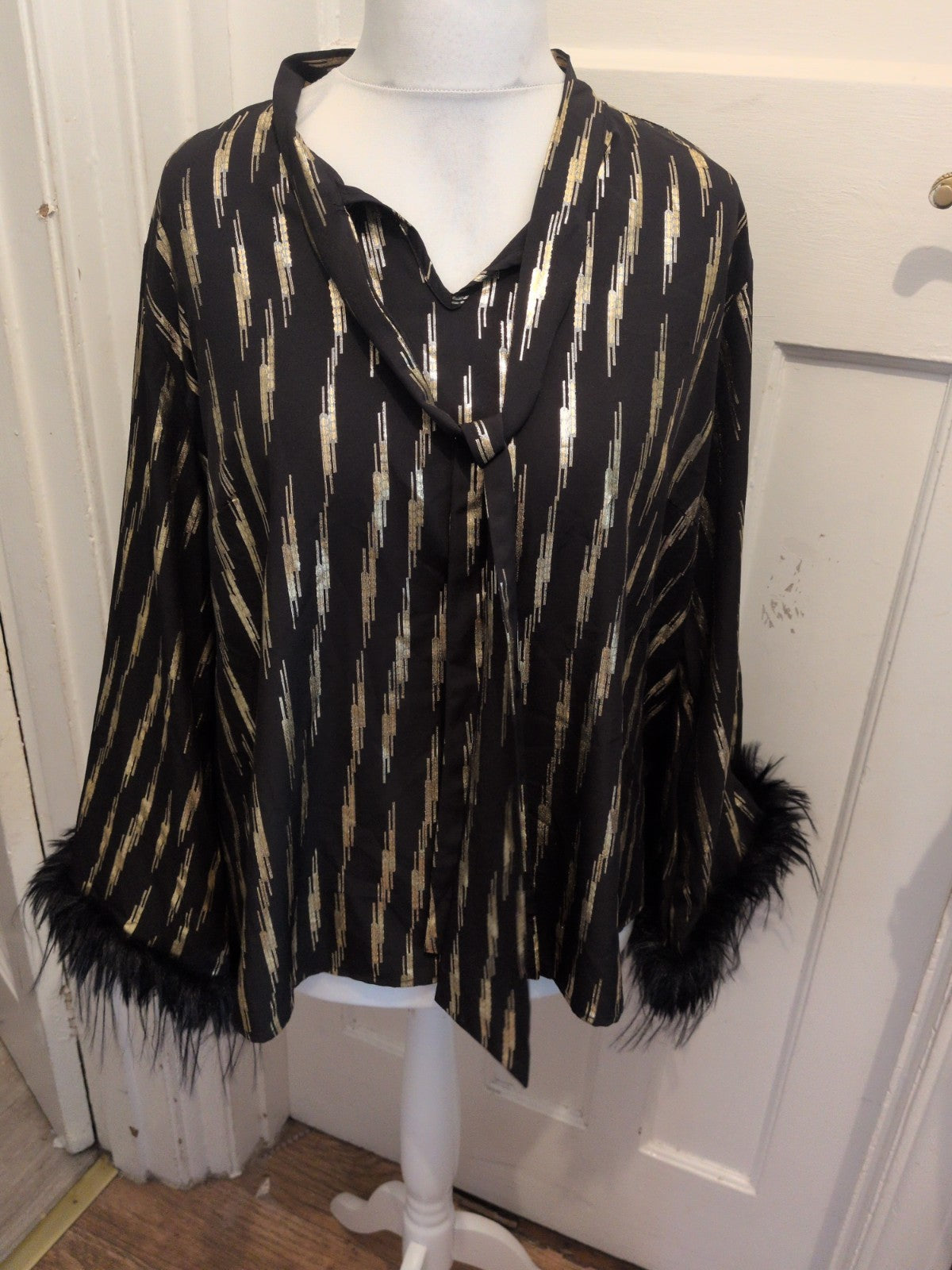 XL Black And Gold Long Sleeve With Fully Sleeve Hem Blouse