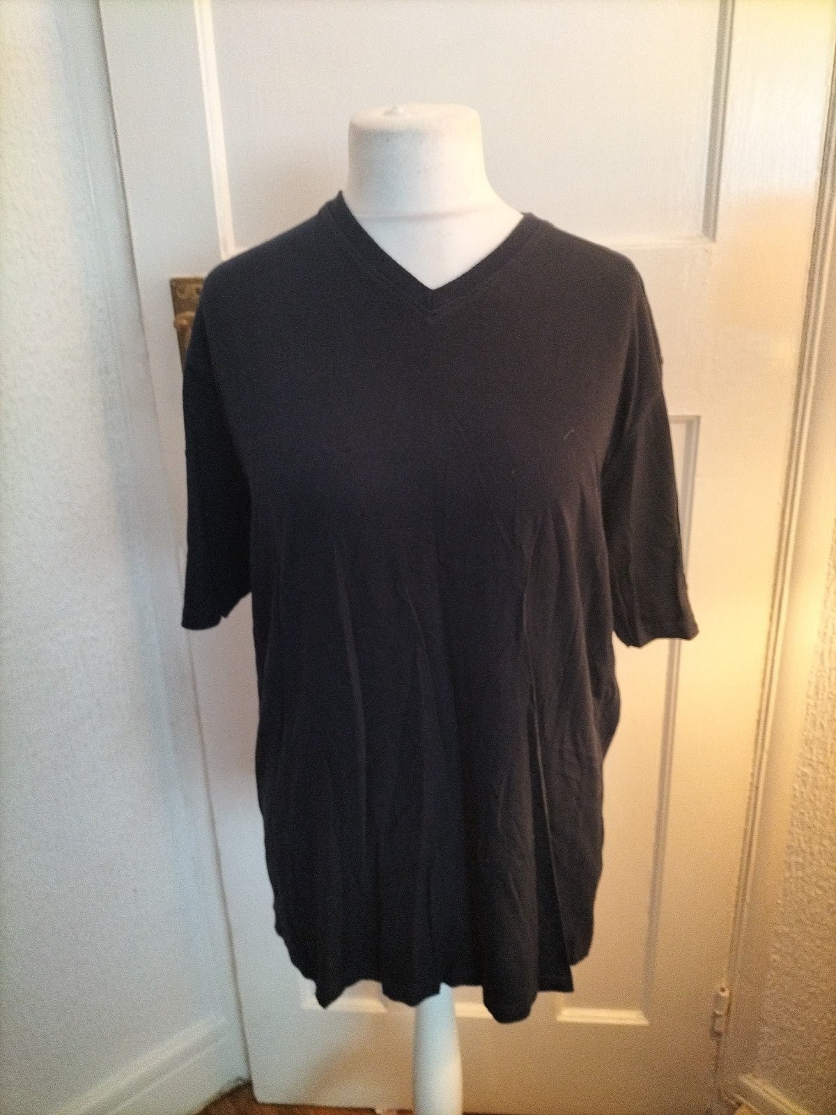 Mens Casual Club Size L Black V Neck Tshirt Short Sleeved