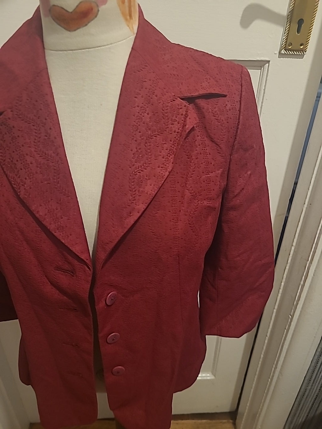 Ladies Minuet Size 10 Burgundy Long Sleeve Blazer.