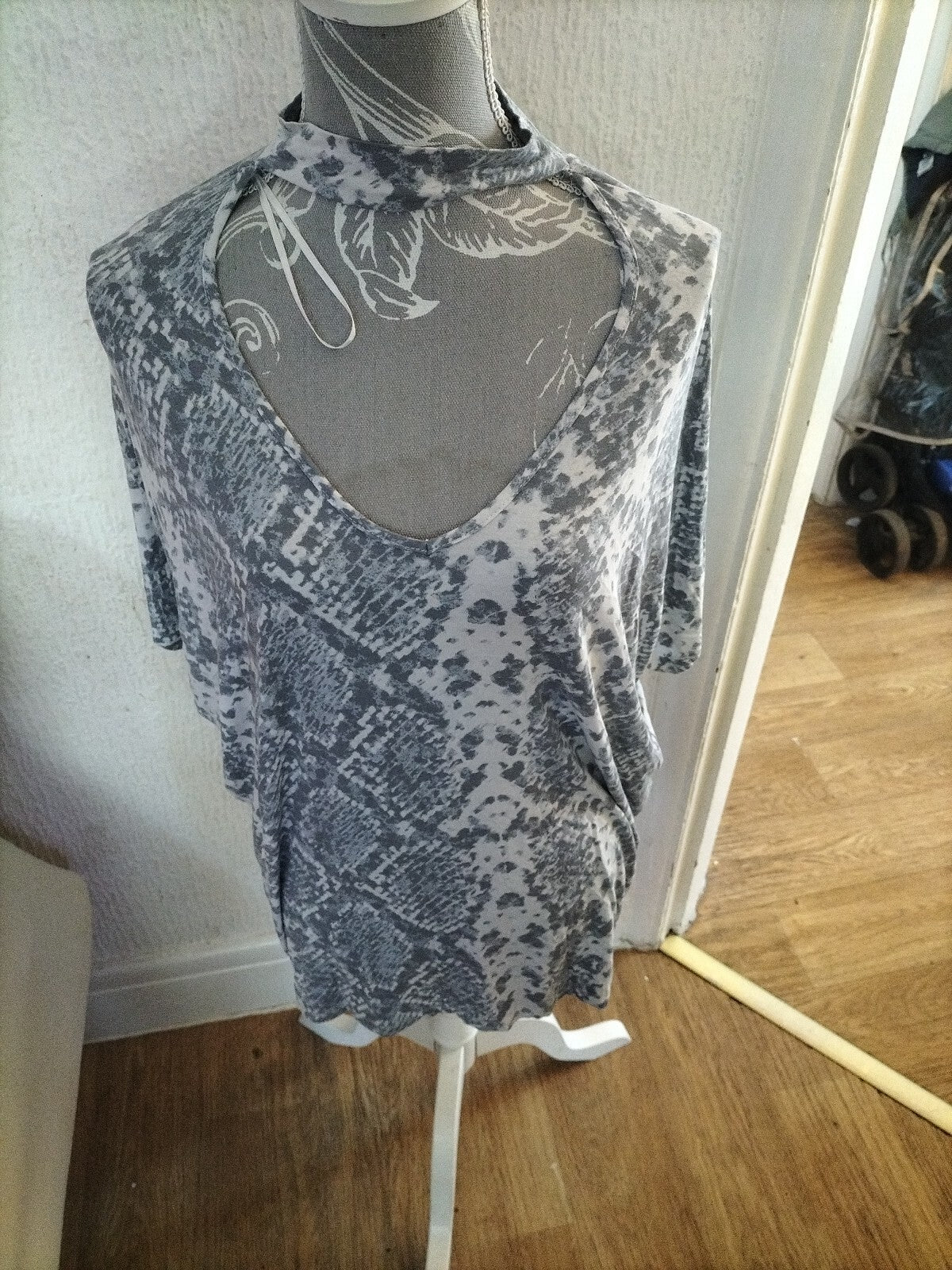 Ladies Select Size 12 Grey/white Short Sleeved Blouse