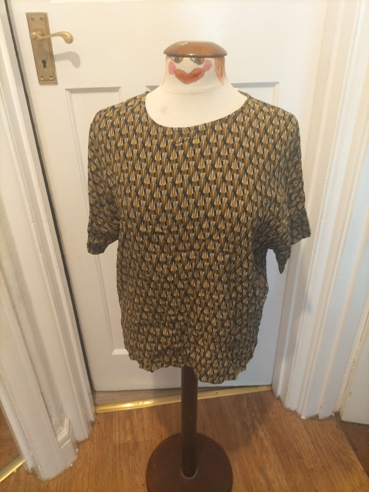 Ladies H&M Size 14 Black Bronze Cream Short Sleeved Tshirt