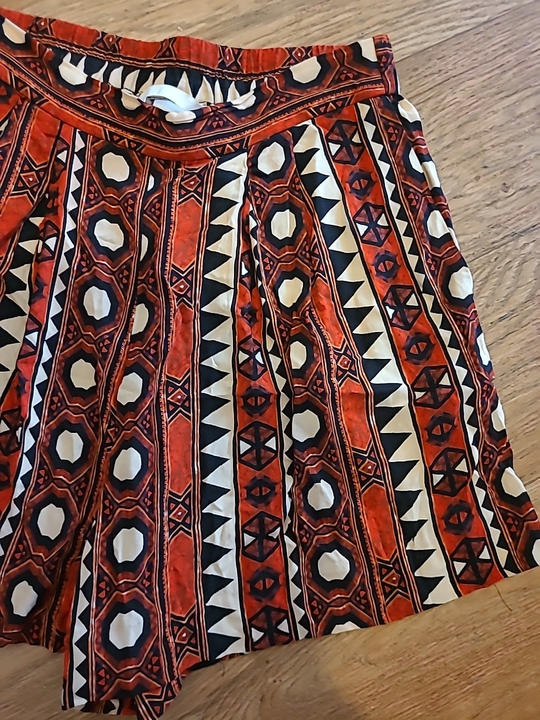 Ladies H&M Size 6 Multi Coloured Aztec Elasticated Shorts