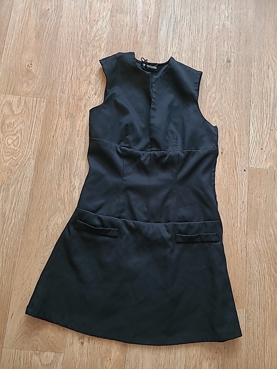 Ladies Prettylittlething Size 4 Black V Neck Knee Length Dress