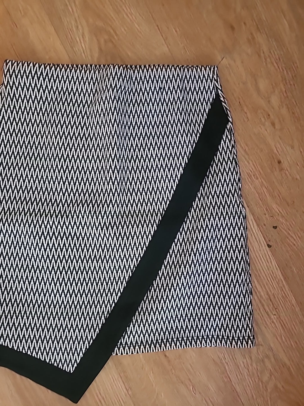 Ladies Primark Size 8 Black White Elasticated Skirt