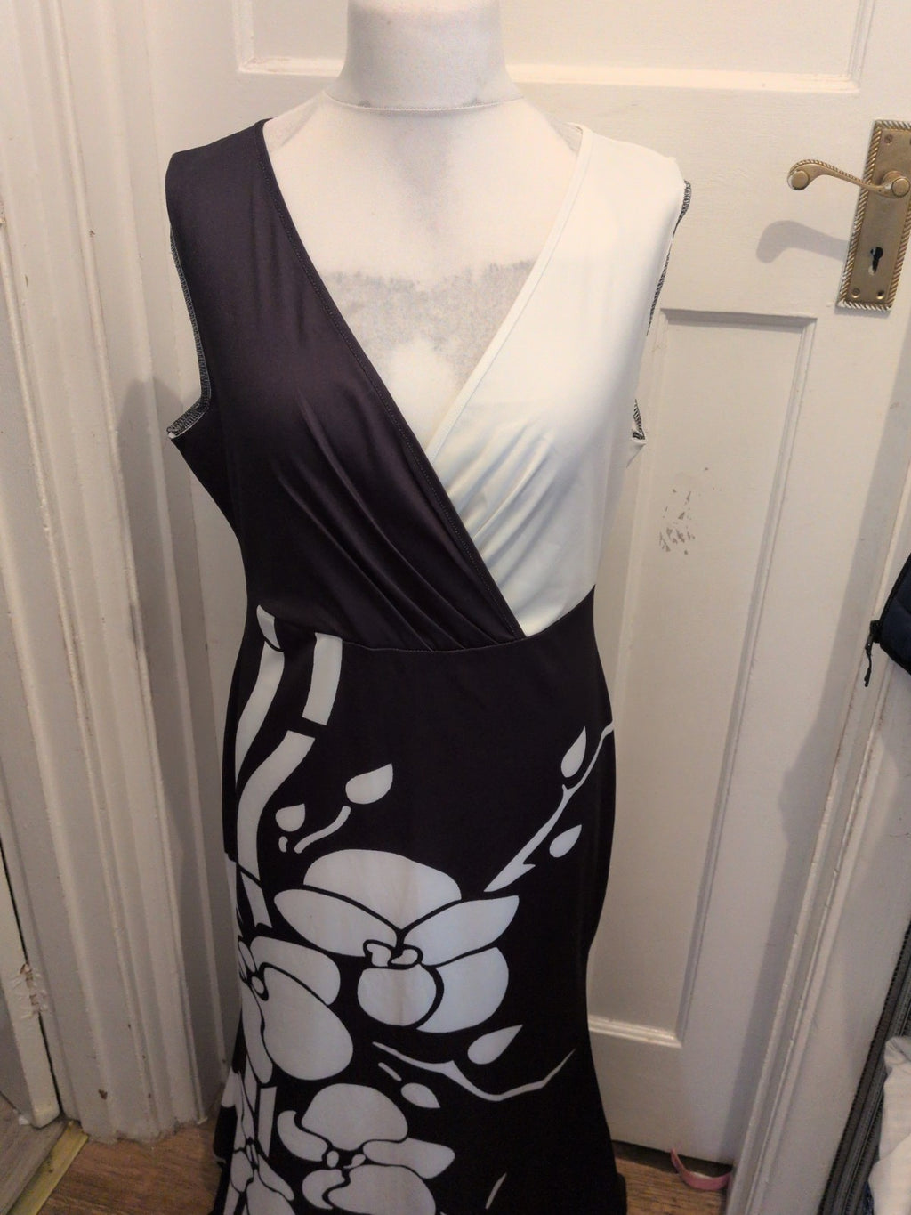 2XL Black And White V Neck Long Length Dress