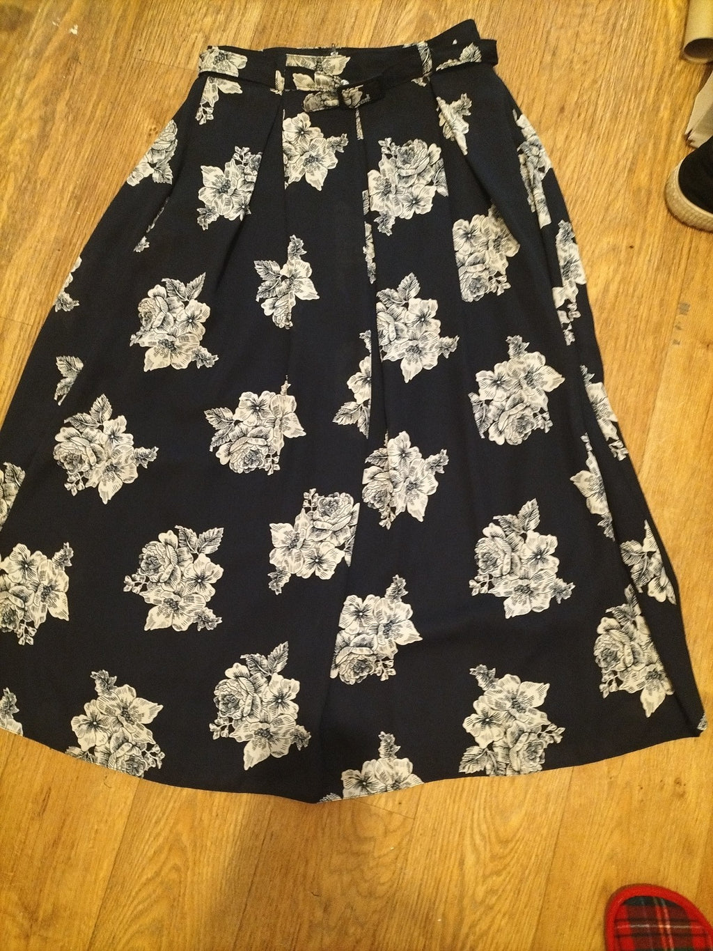 Ladies House Of Fraser Size 12 Navy White Floral Lined Skirt Pleated