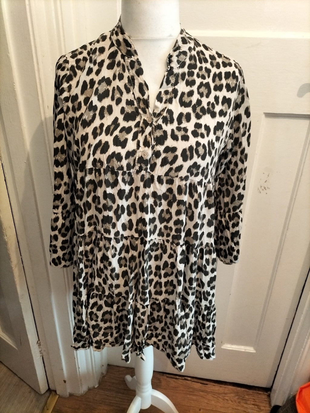 Unisono Large Leopard Print Wavey Long Sleeve Blouse