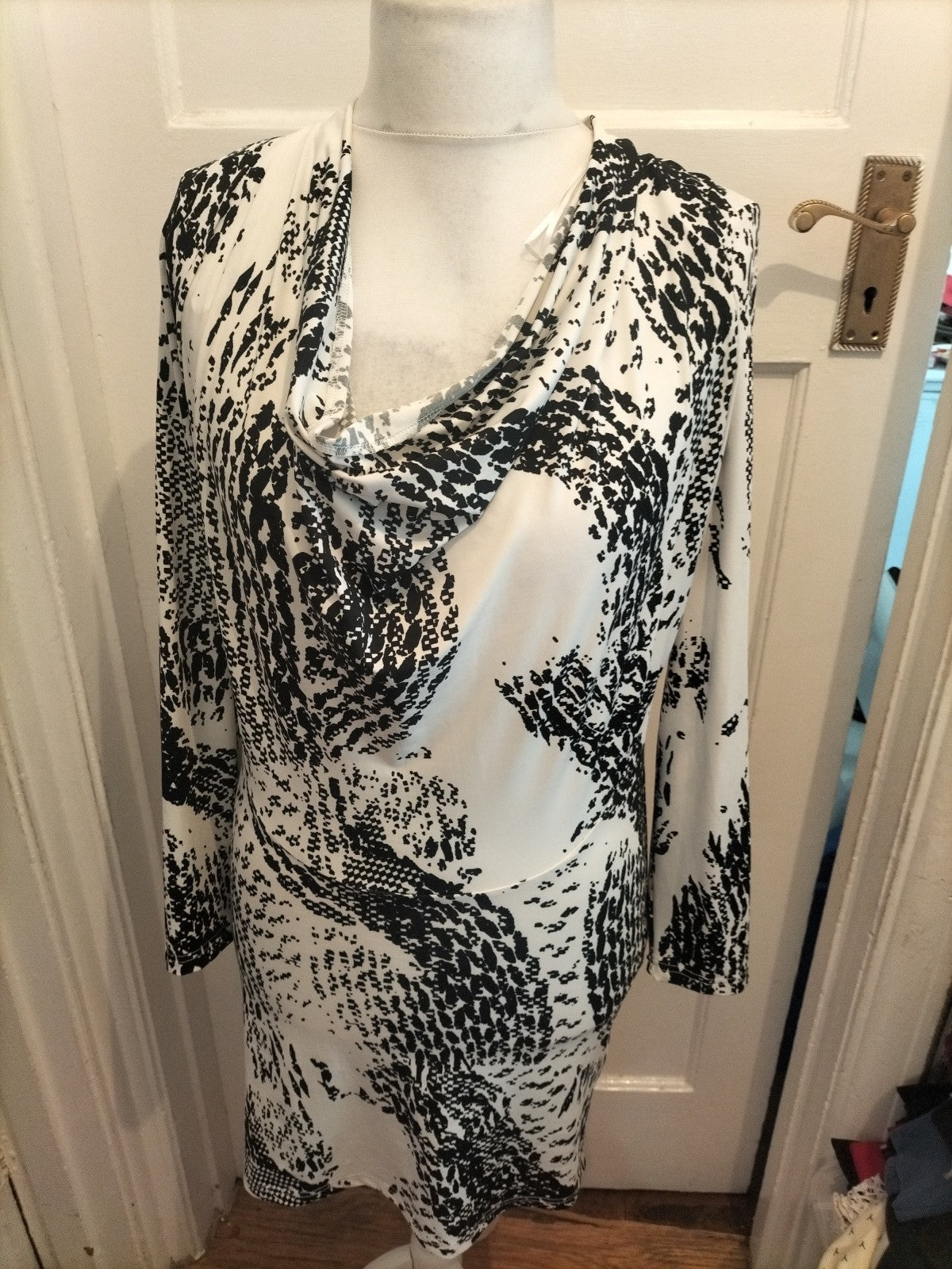 Stella Morgan M Black And White Long Sleeved Dress