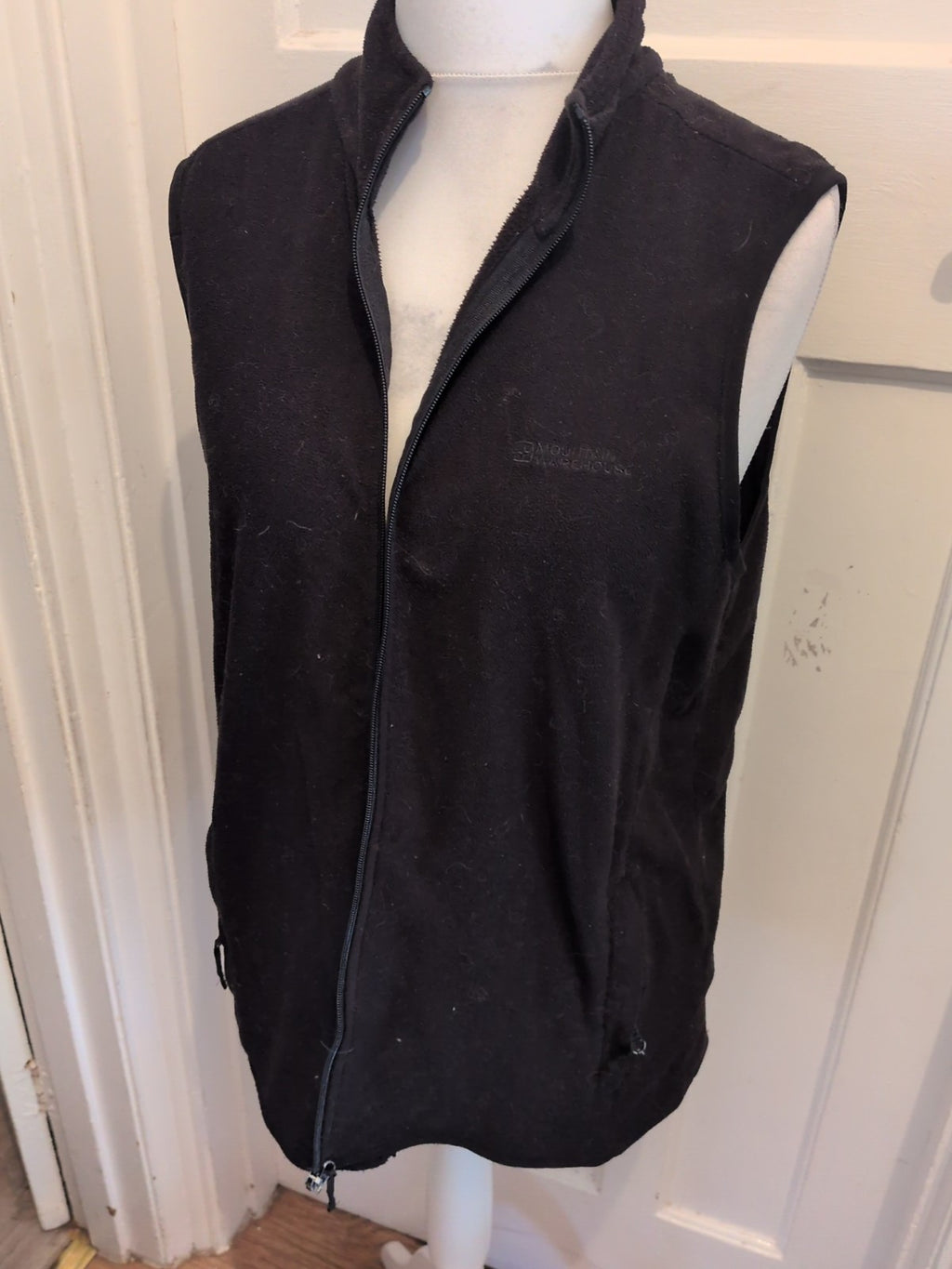 Mountain Warehouse Large Black Sleeveless Zip Through Jacket
