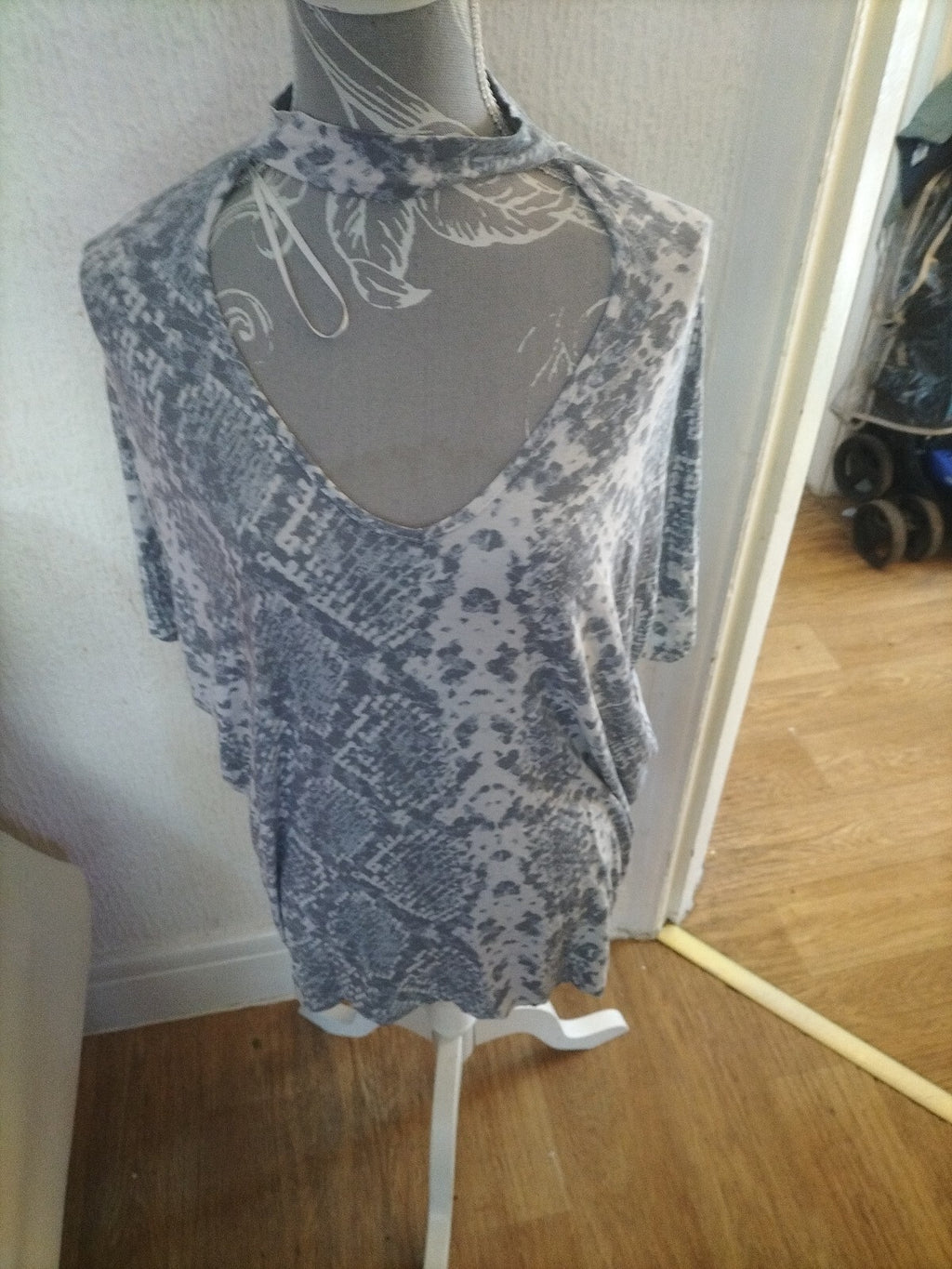 Ladies Select Size 12 Grey/white Short Sleeved Blouse