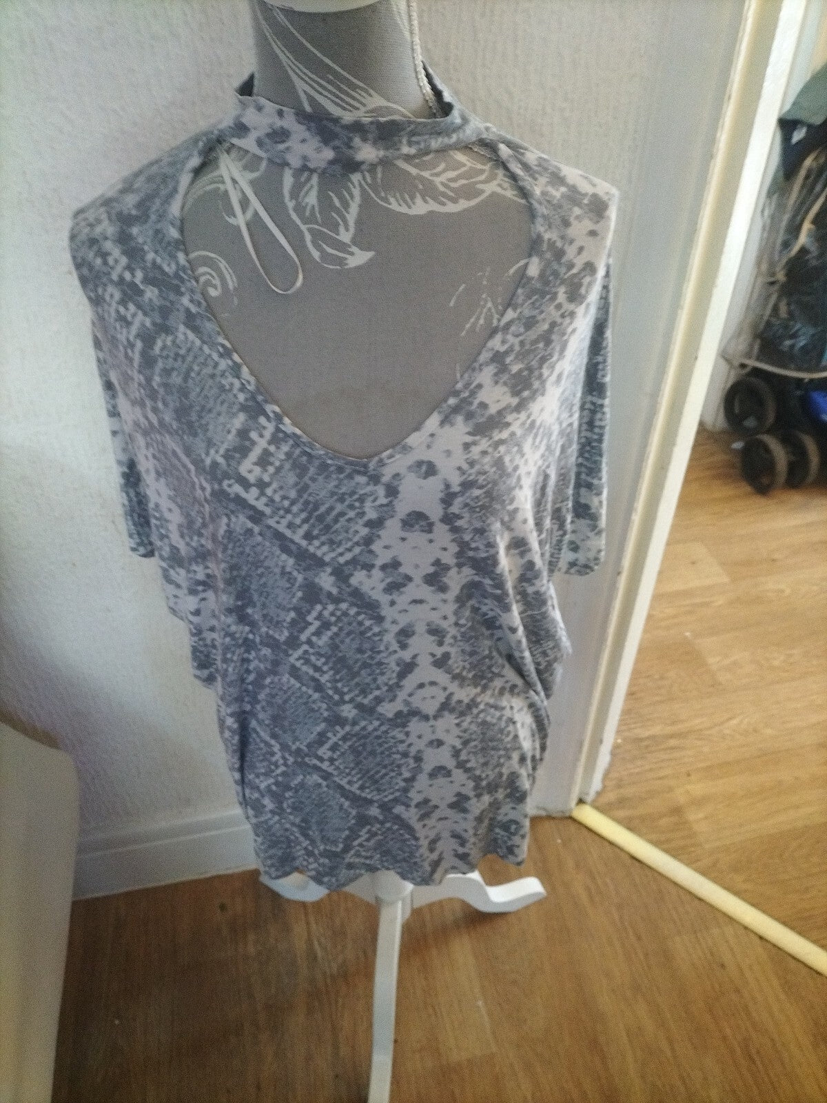 Ladies Select Size 12 Grey/white Short Sleeved Blouse