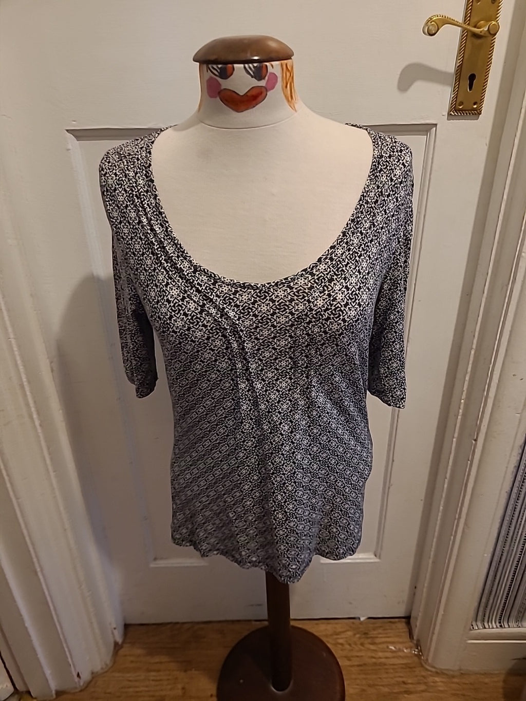 Ladies Marks And Spencer Size 10 Black White Aztec Short Sleeved Tshirt
