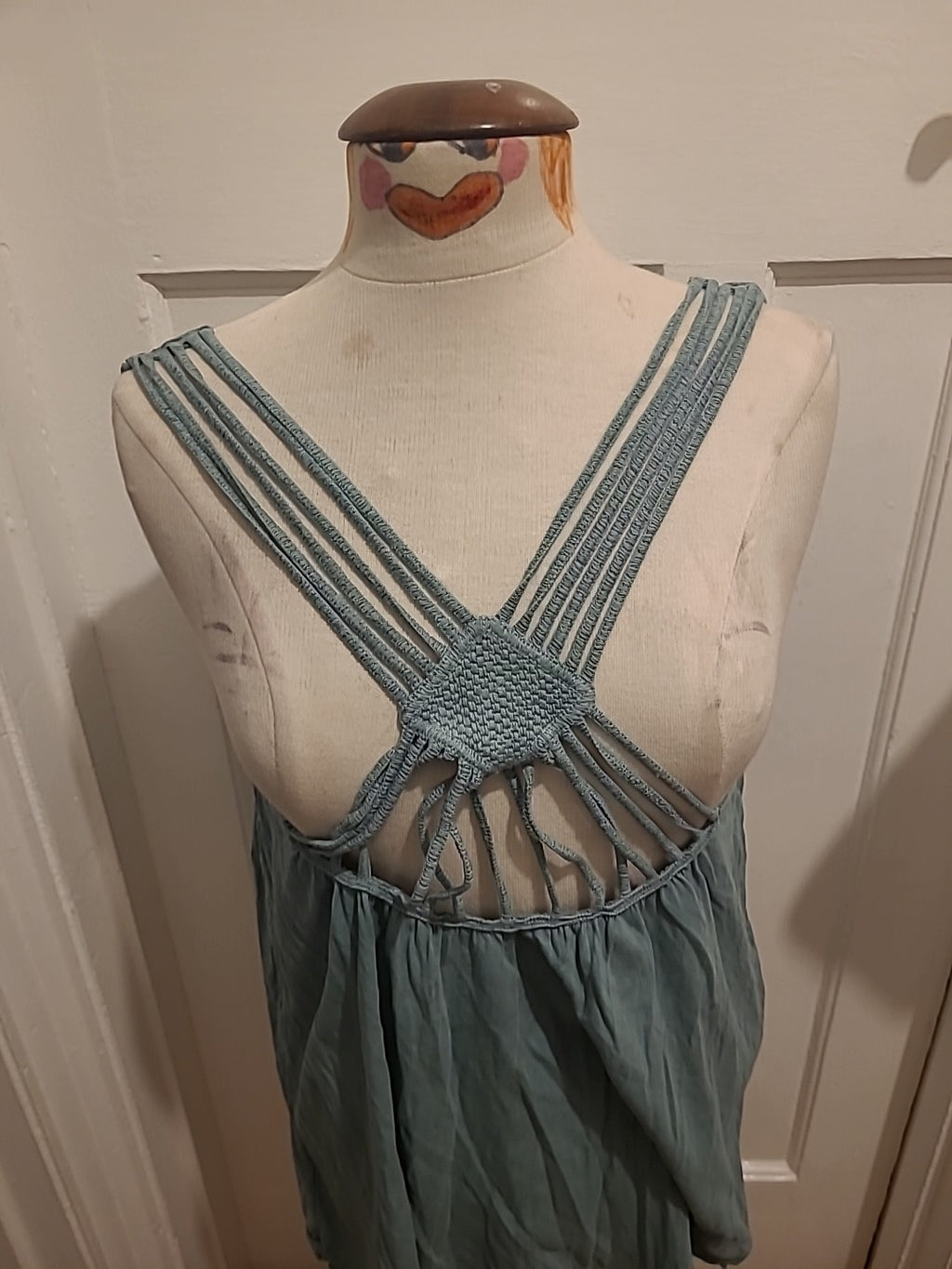 Ladies Size Small Teal Sleeveless Blouse Detailed Middle