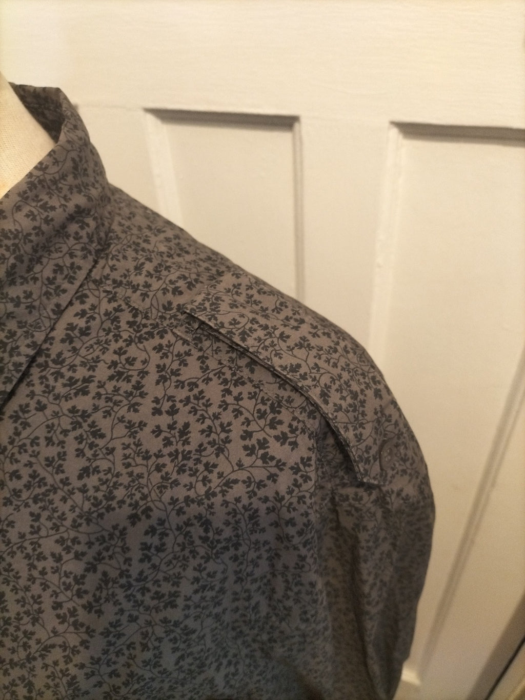 Mens Full Circle Size XL Black Dark Grey Floral Long Sleeved Shirt