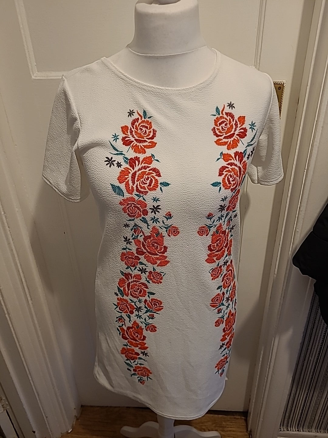 Ladies Boohoo Size 10 White With Red Roses Short Sleeved Dress