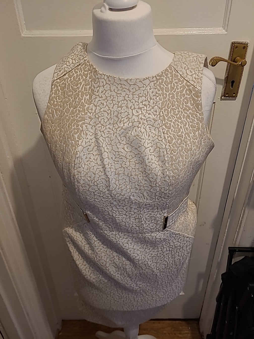 Ladies Episode Size 8 Beige And White Sleeveless Dress