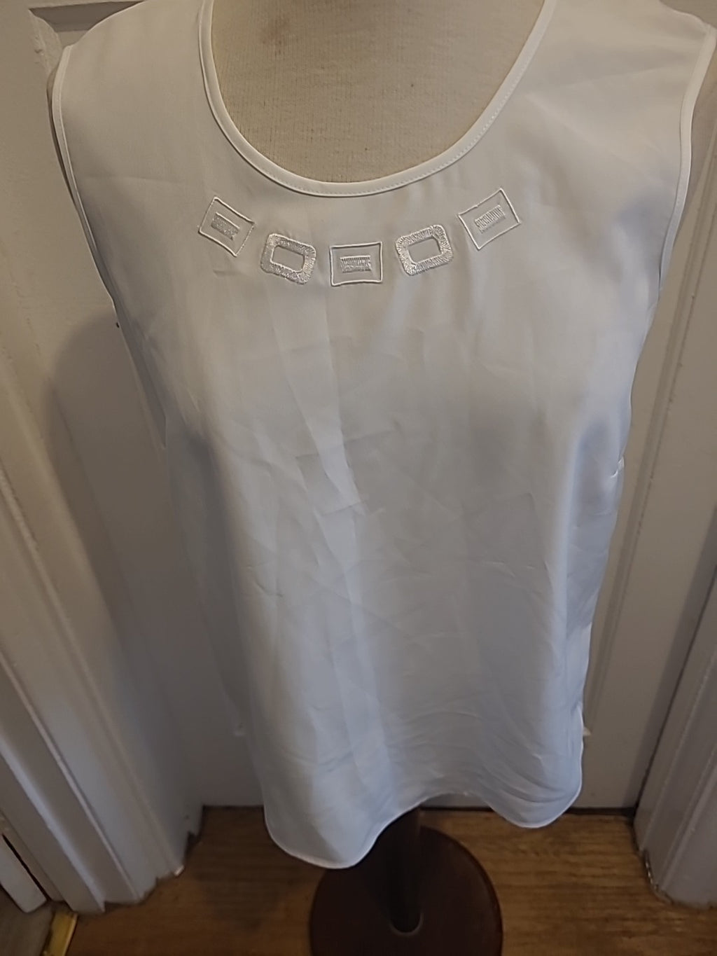 Ladies Oscsan B Size 12 White Sleeveless Top