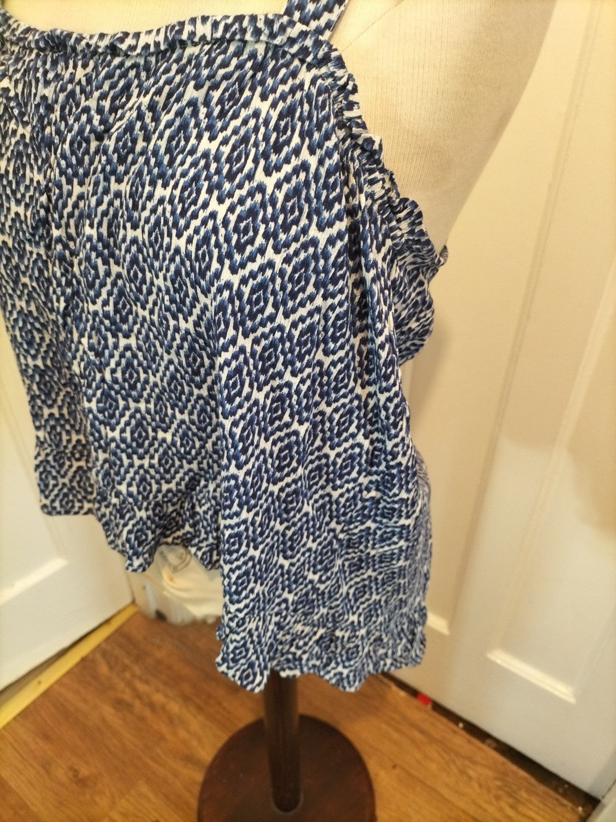 Ladies Peacocks Size 16 Blue And White Pattern Sleeveless Top