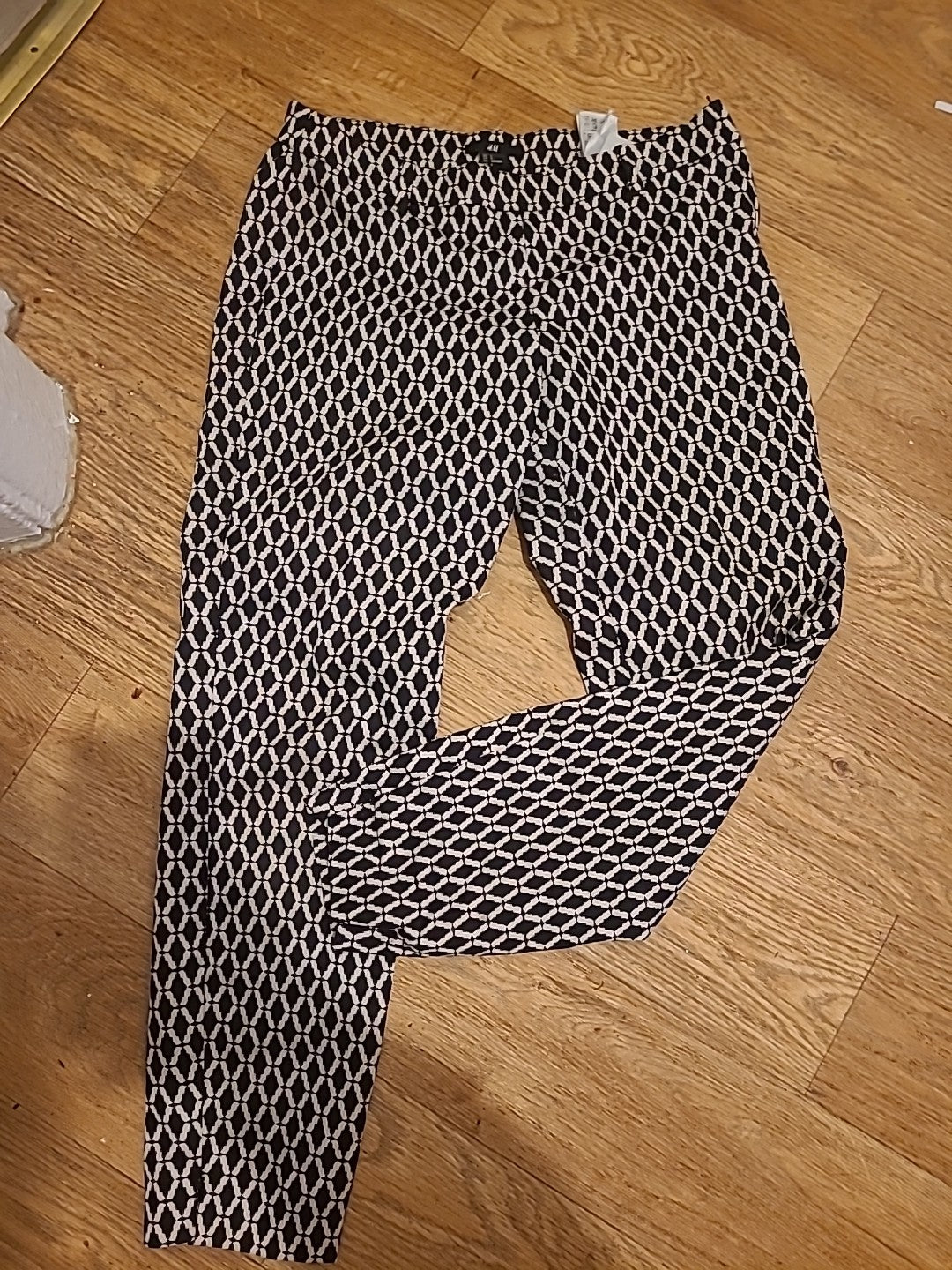 Ladies H&M Size 10 Black/white Ankle Trousers
