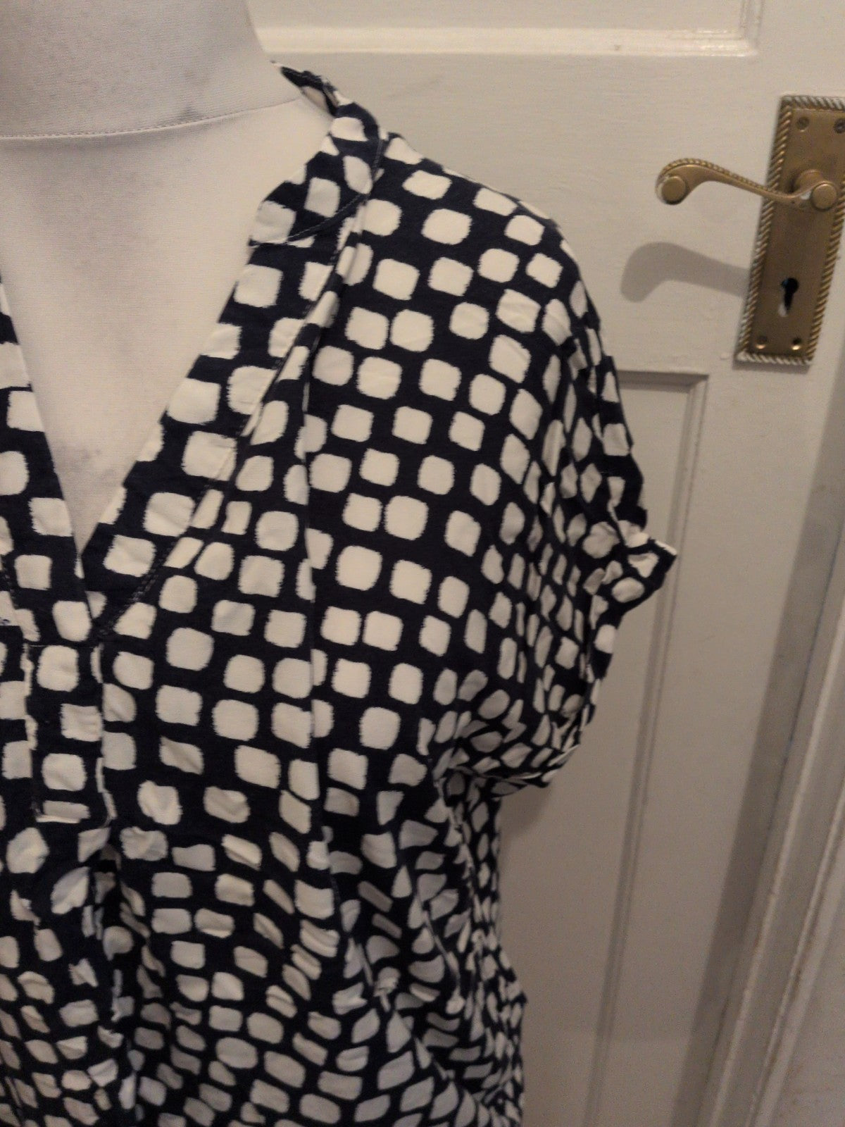 New Look 14 Navy And White Pattern V Neck T-shirt