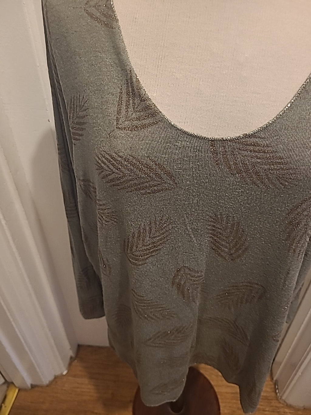 Ladies Size XL Green Gold Leaf Design Long Sleeved Tshirt