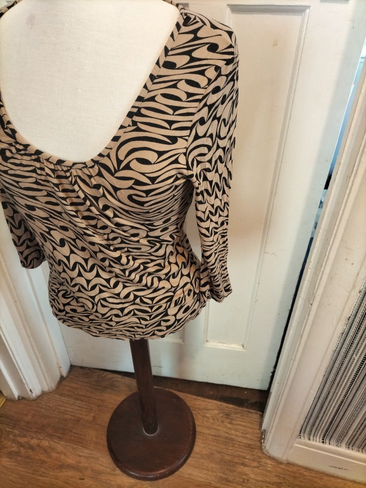 Ladies Phase Eight Size Small Brown Black Long Sleeved T-shirt