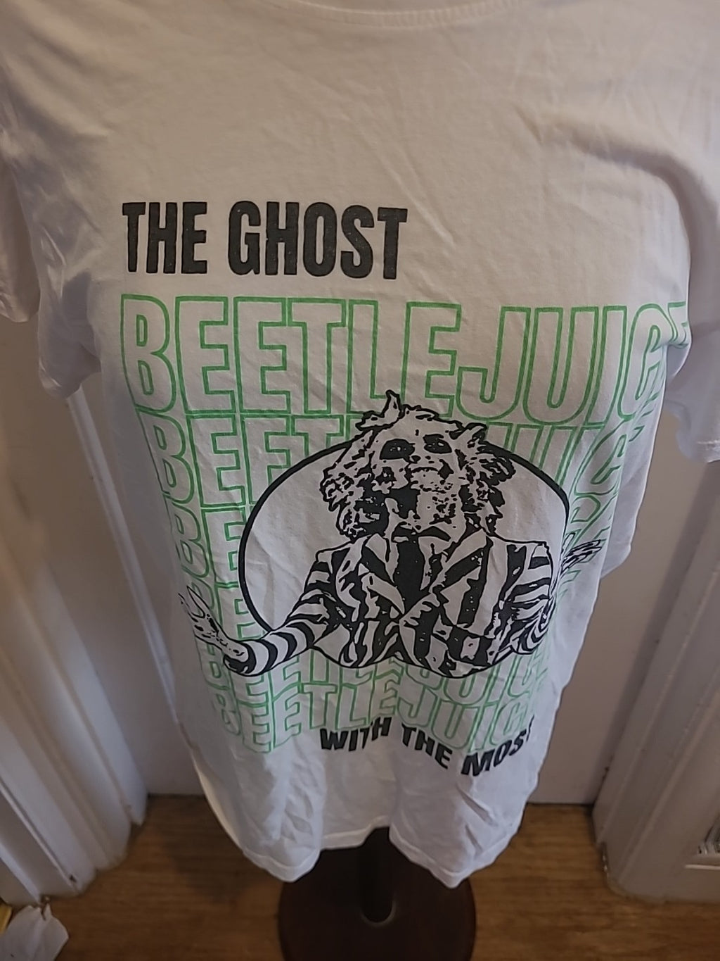 Mens Bettle Juice Size Large White Green Short Sleeved Tshirt