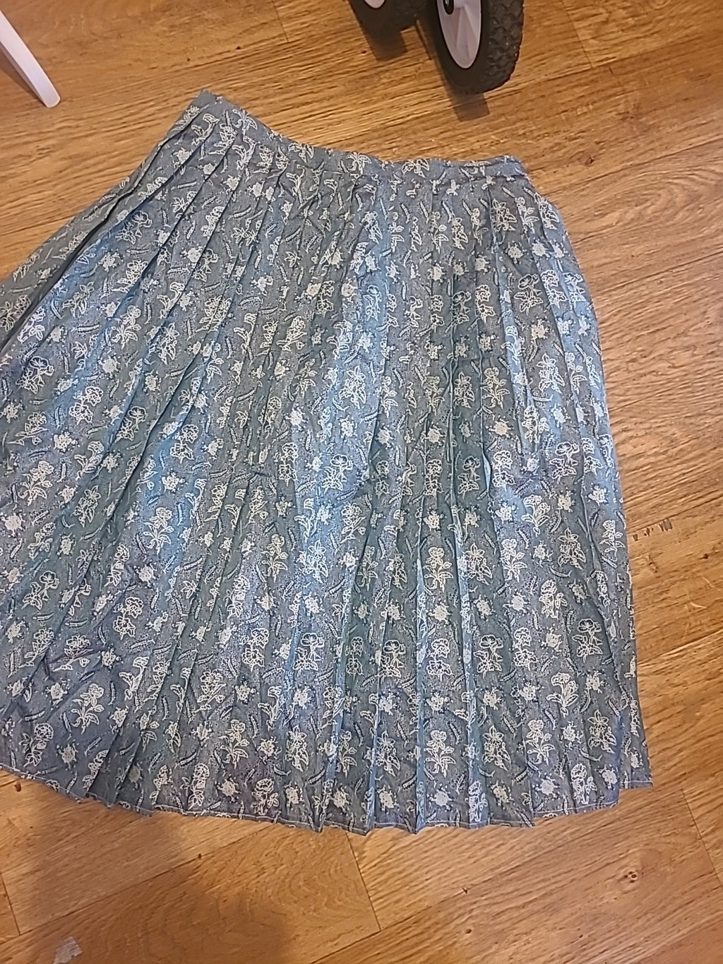 Ladies Size Large Green And White Pleated Skirt Lined