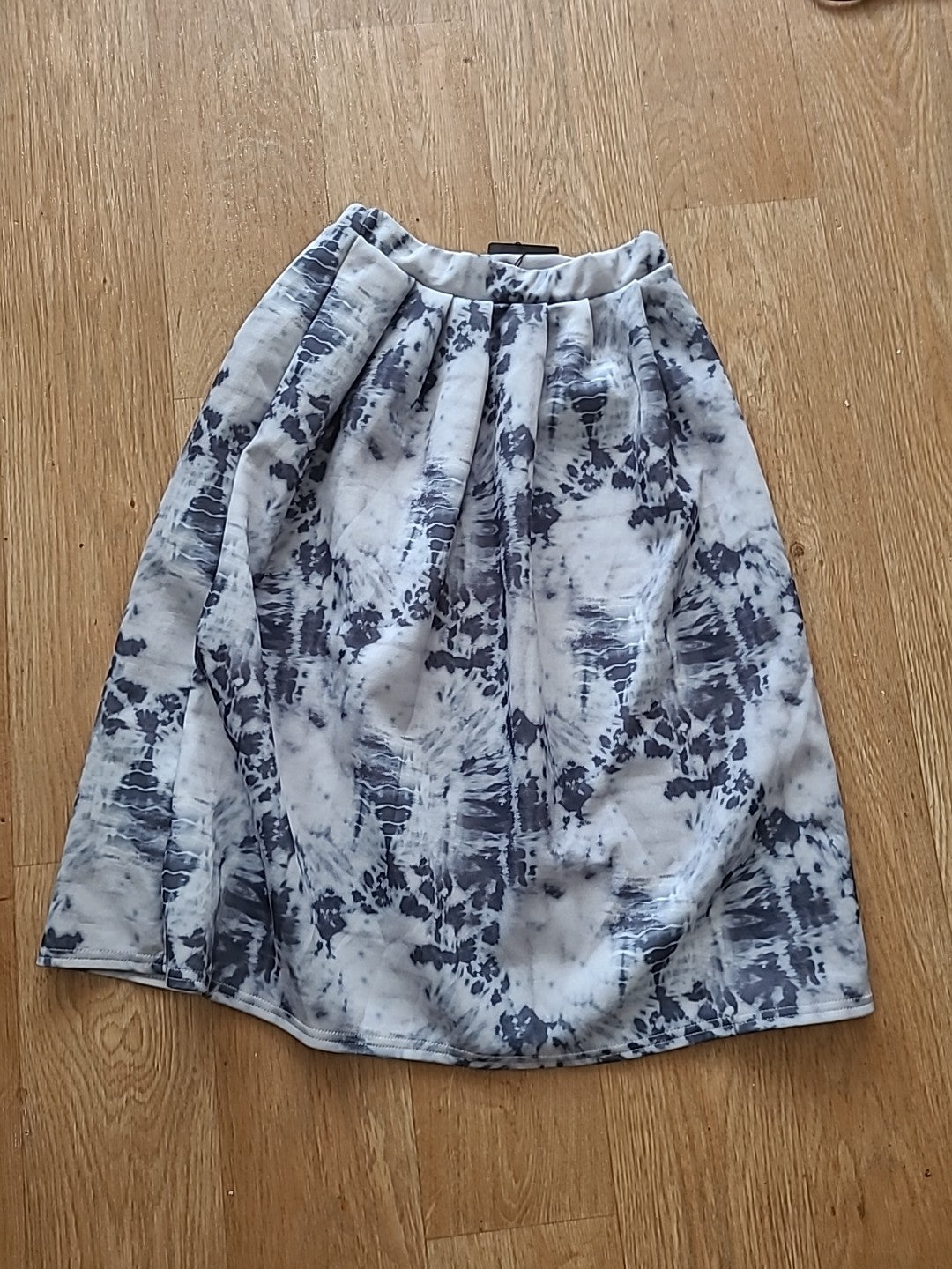 Brand New Ladies Prettylittlething Size 6 Blue Tie Dye Print Pleated Midi Skirt