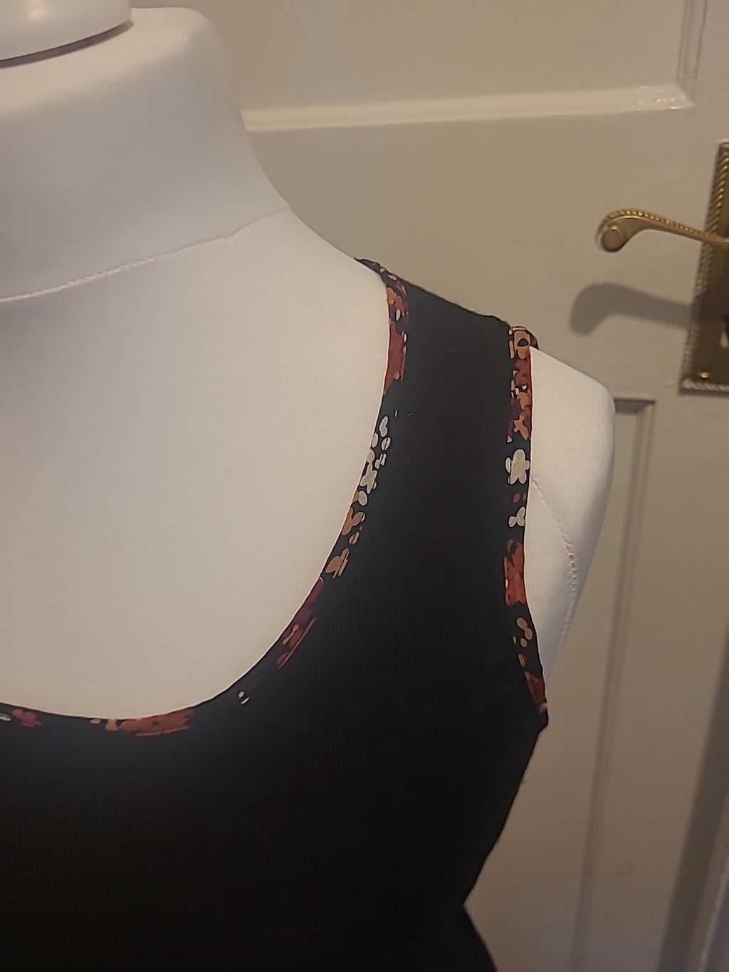 Ladies Minosa Petite Size Medium Black Sleeveless Top