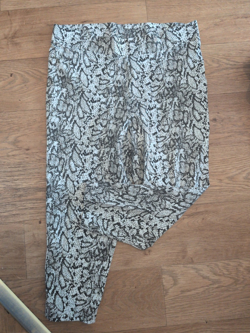 14 Black And White Patterned Ankle Leggings