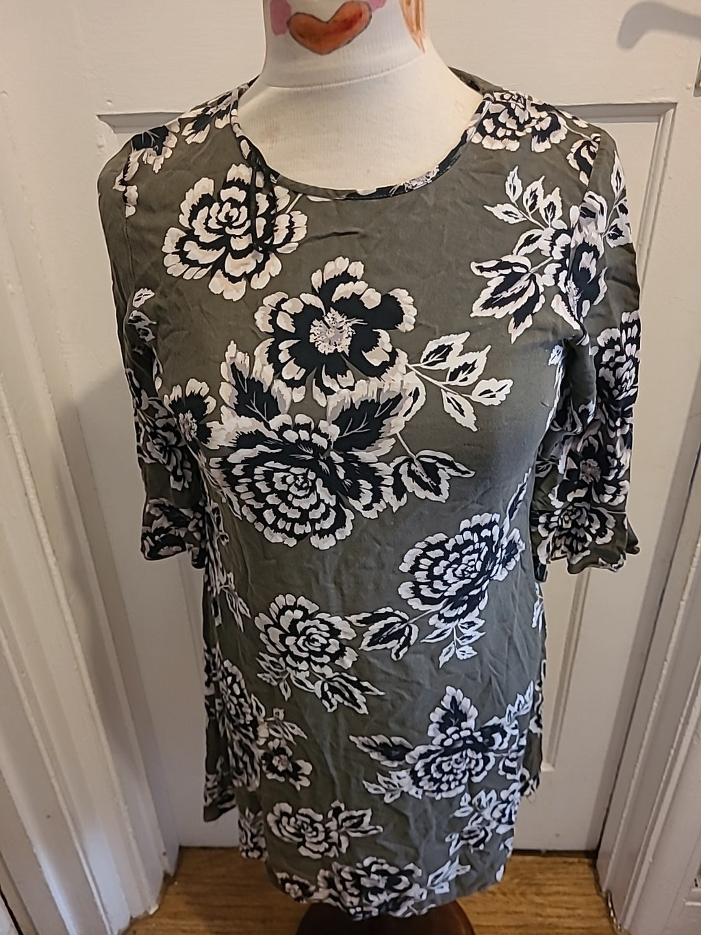 Ladies Peacocks Size 8 Khaki/White/Beige Floral Mid Sleeved Dress