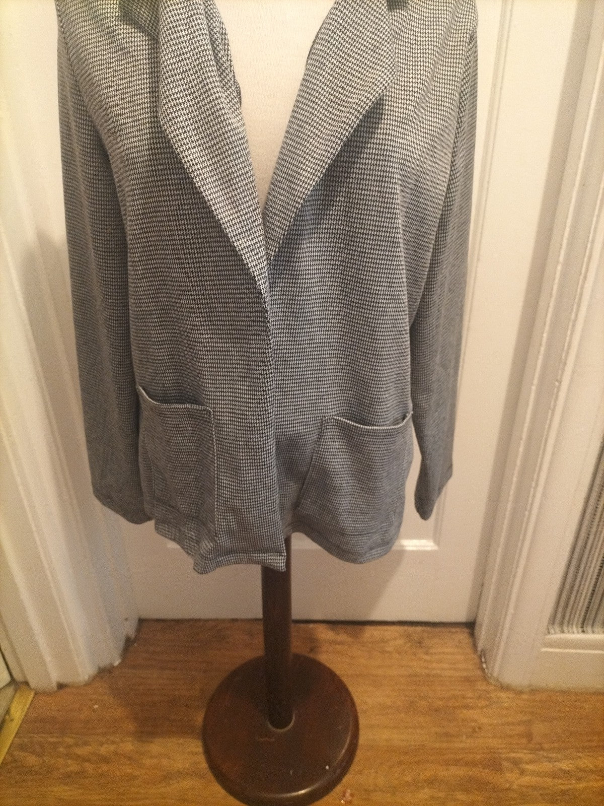 Ladies Tu Size 12 Black White Fleck Long Sleeved Cardigan