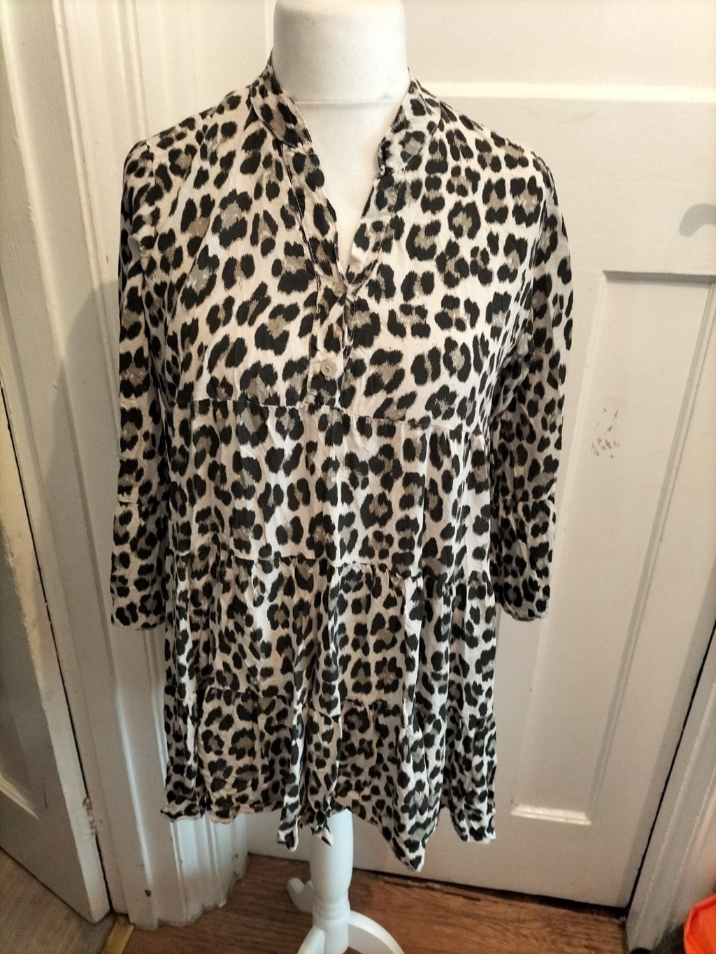 Unisono Large Leopard Print Wavey Long Sleeve Blouse