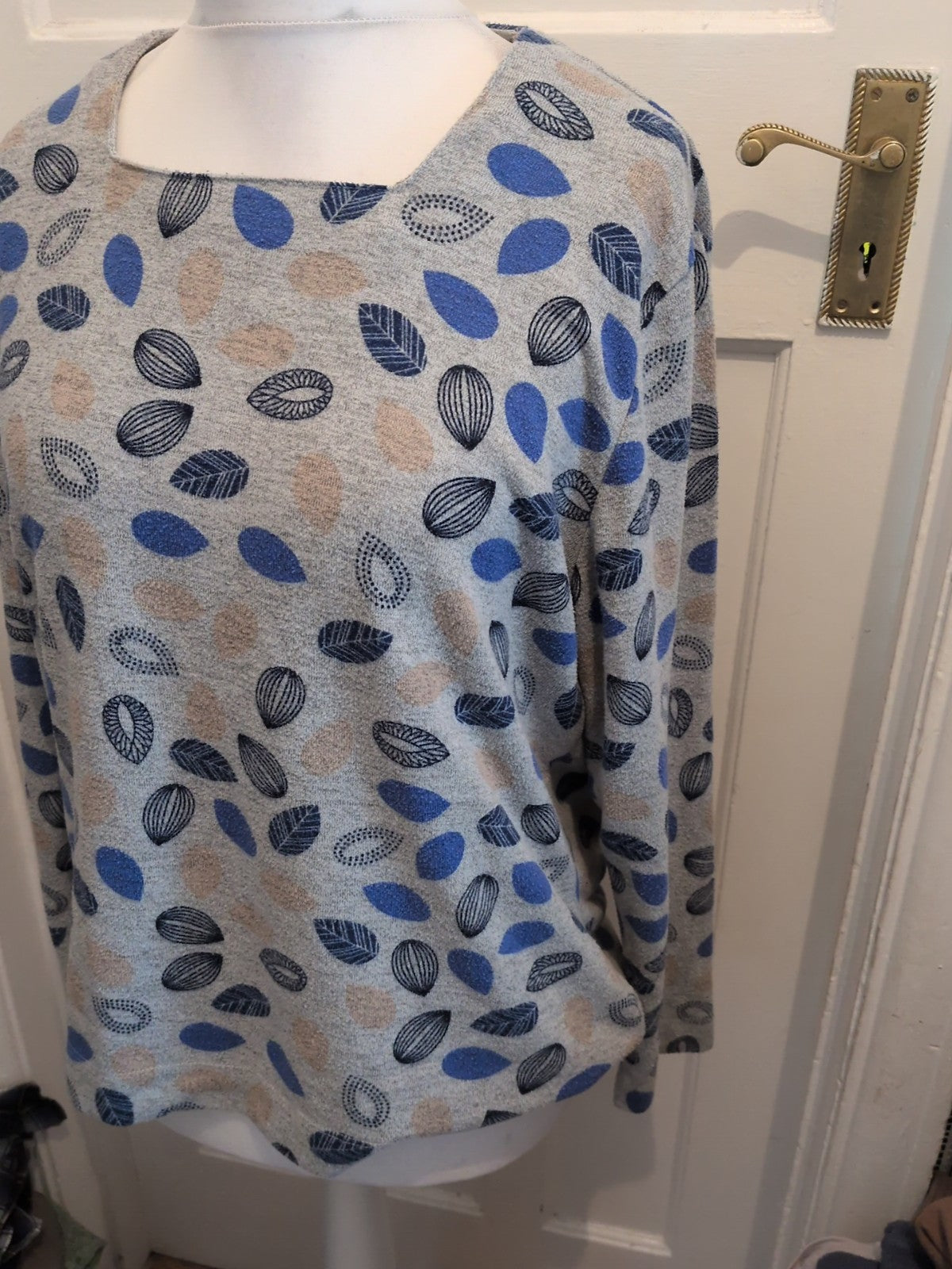 Tigi 18-20 Grey Leaf With Blue Jumper