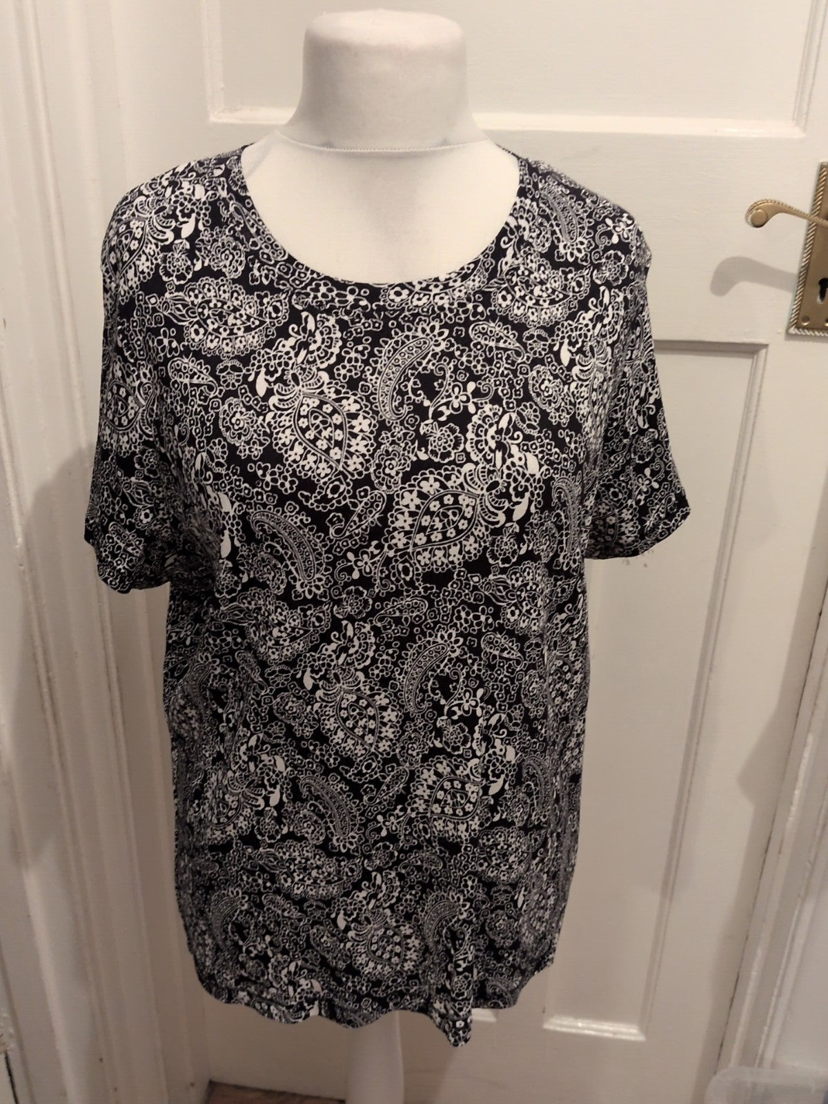 Tu 24 Black And White Floral Aztec Short Sleeve Blouse
