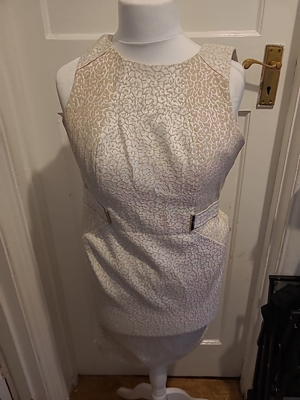 Ladies Episode Size 8 Beige And White Sleeveless Dress
