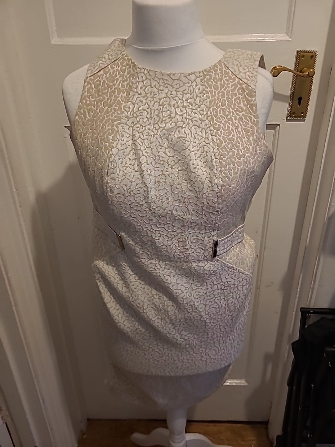 Ladies Episode Size 8 Beige And White Sleeveless Dress