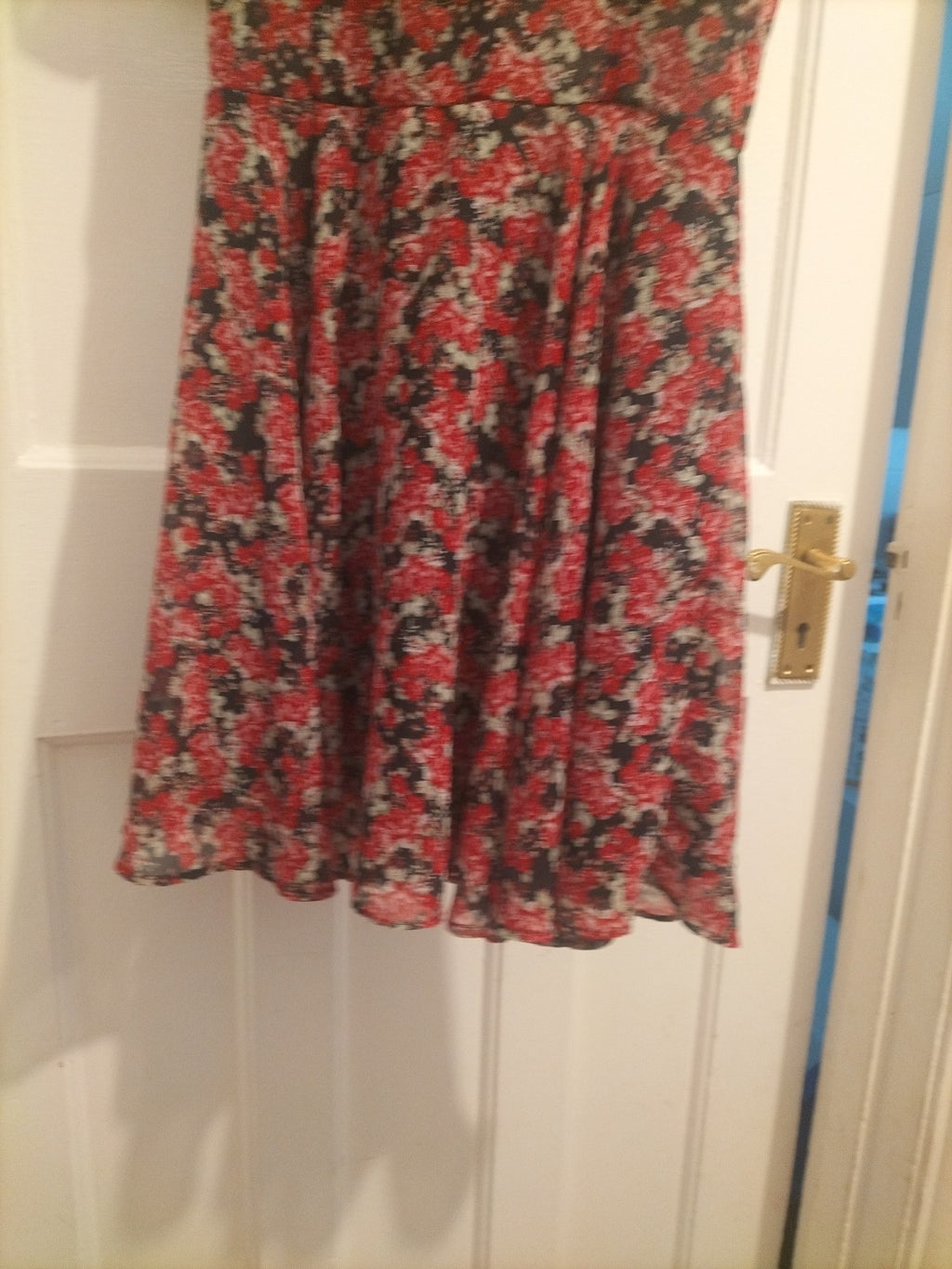 Ladies Trafaluc Size Medium Red Black Floral Short Sleeved Dress