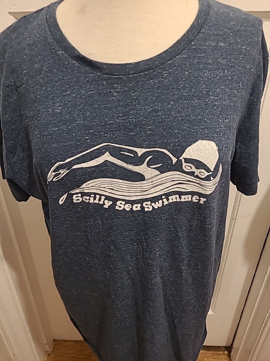 Mens Size Large Navy Fleck "Swimming" Short Sleeve Tshirt