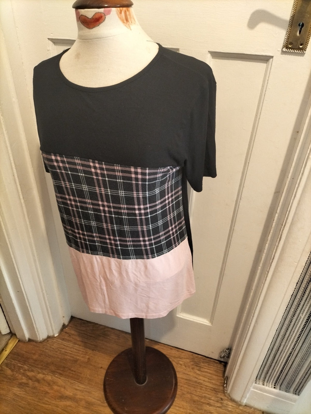 Ladies Select Size 10 Black With Pink Check Short Sleeved Tshirt