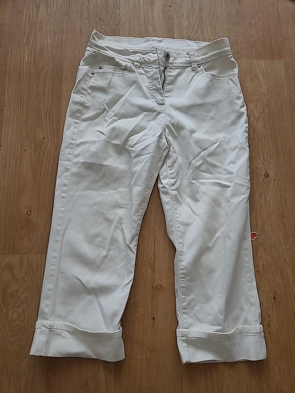 Ladies Size 8 White Denim Cropped Jeans Small Mark On Front