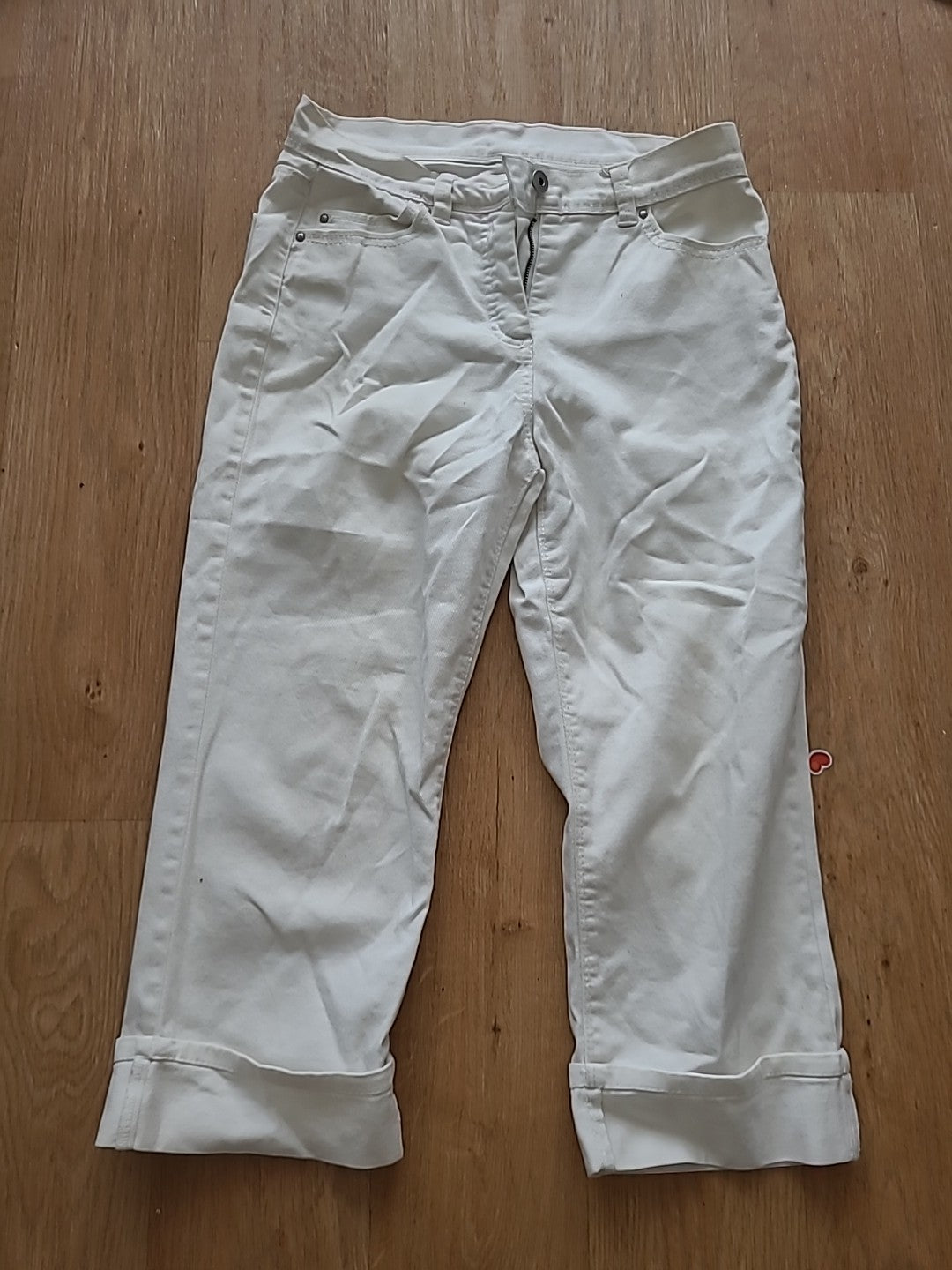 Ladies Size 8 White Denim Cropped Jeans Small Mark On Front