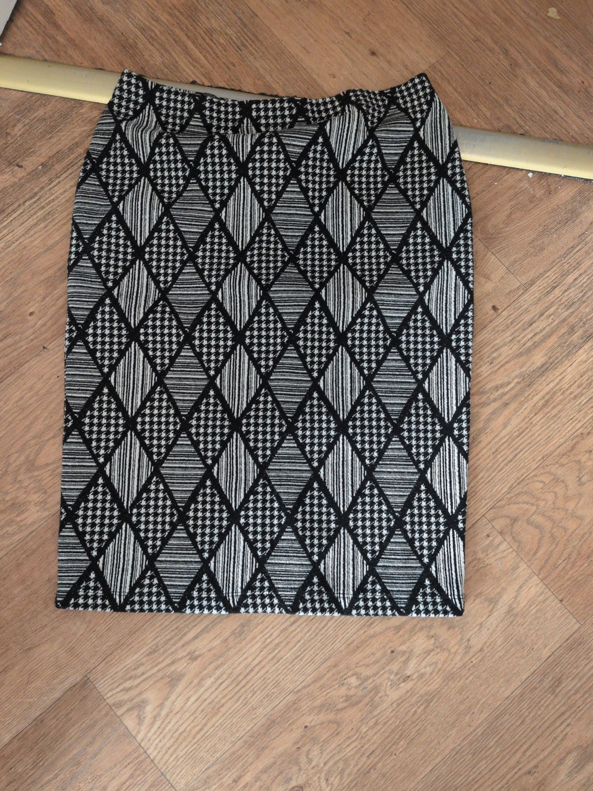 Tu 10 Black White Diamond Pattern Skirt Stretc