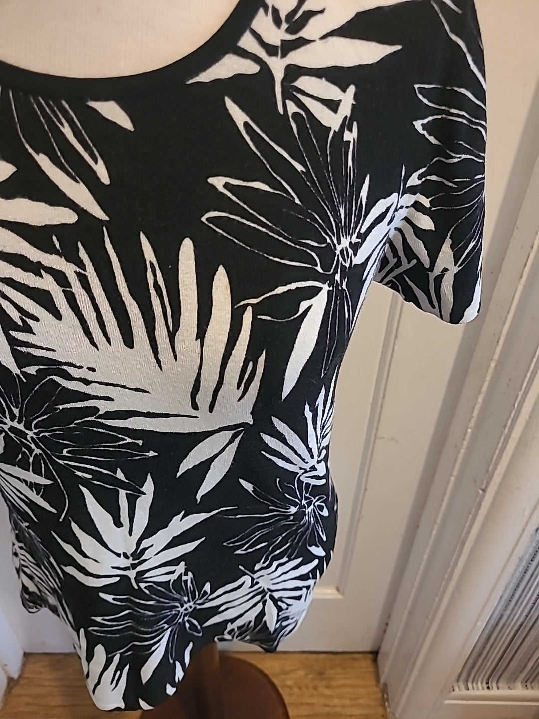 Ladies Roman Size Small Black White Floral Padded Short Sleeved Tshirt
