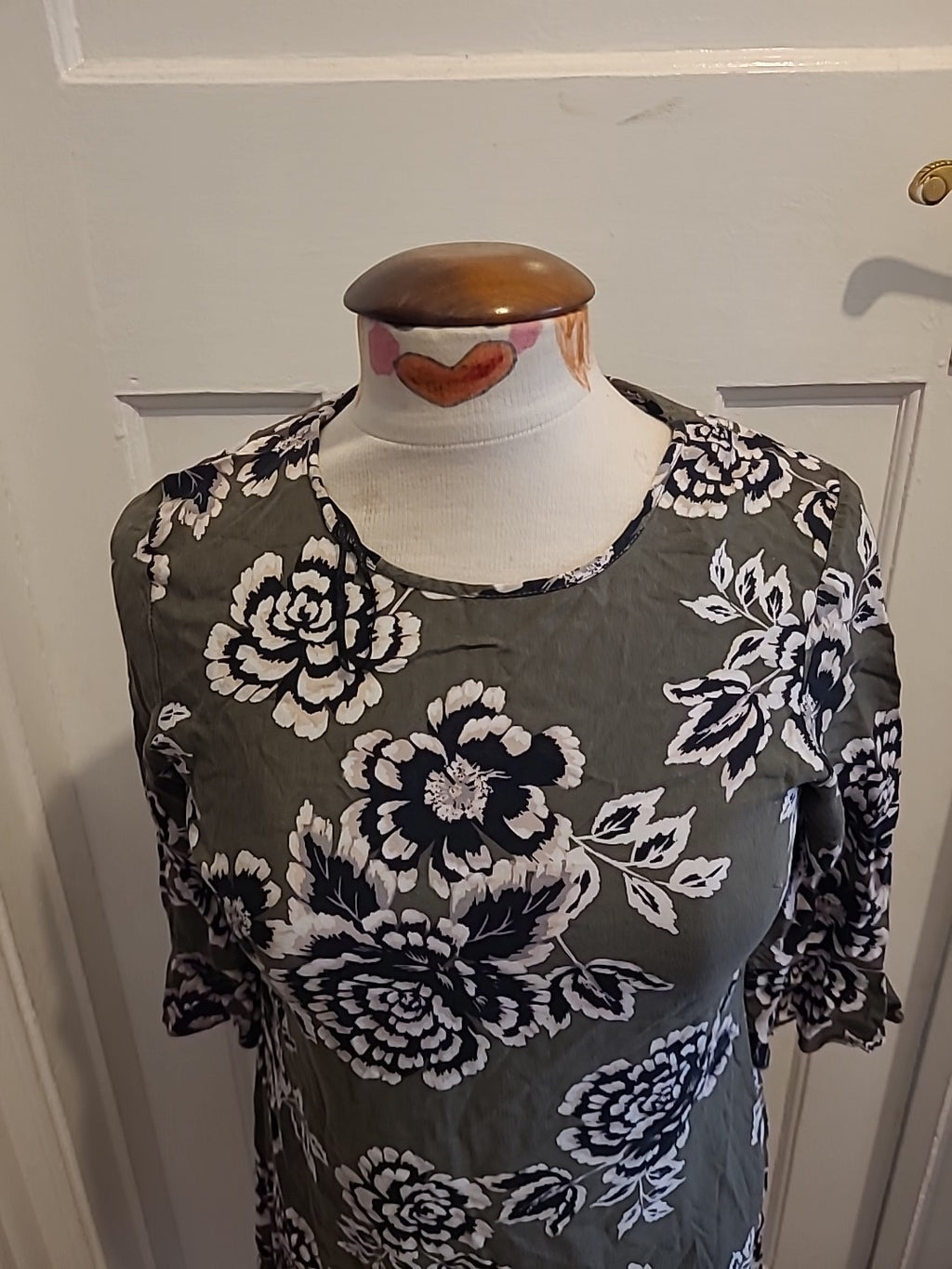 Ladies Peacocks Size 8 Khaki/White/Beige Floral Mid Sleeved Dress