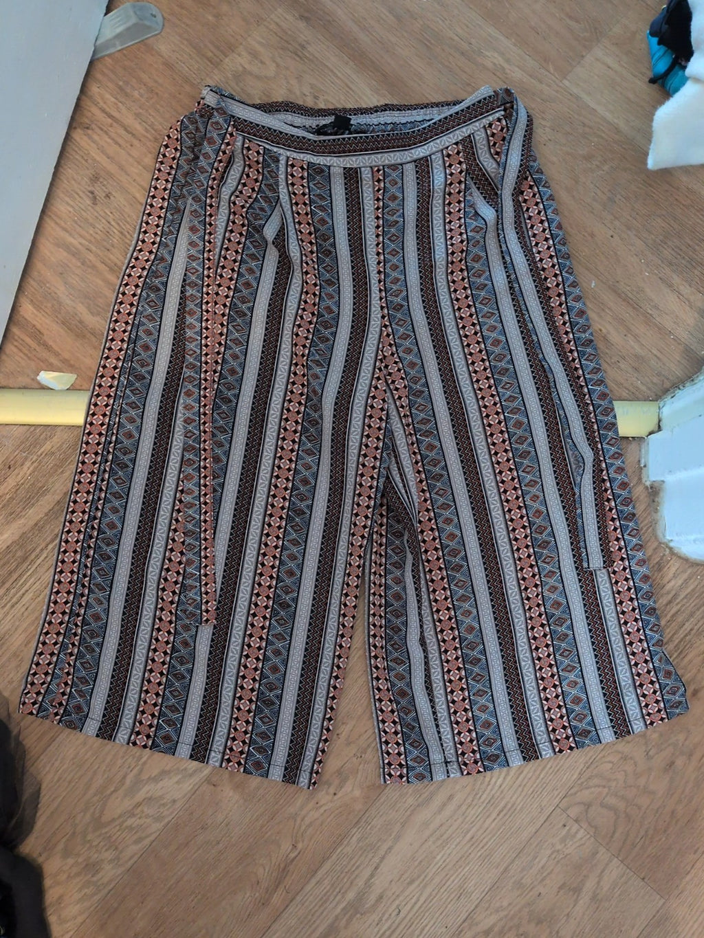 Primark 10 Aztec Pattern Crop Elasticated Trousers
