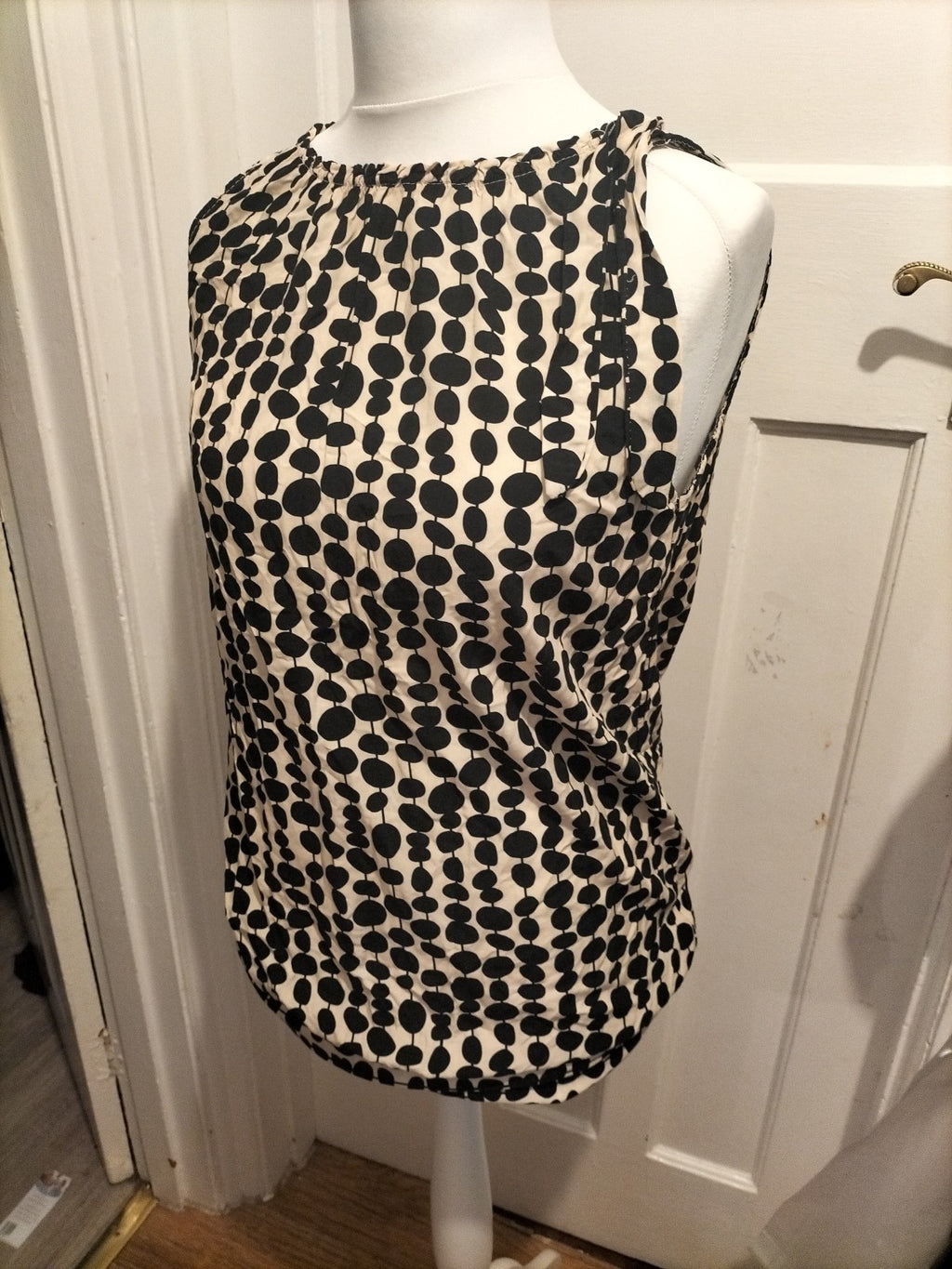 Ladies Top Win Size Large Pale Beige And Black Sleeveless Top