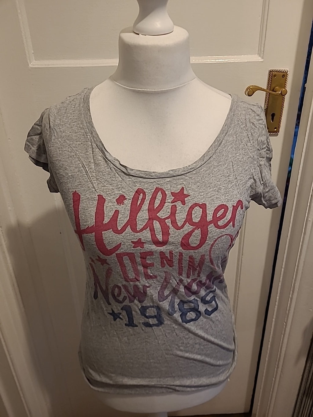 Ladies Hilfiger Size Small Grey Print Tshirt