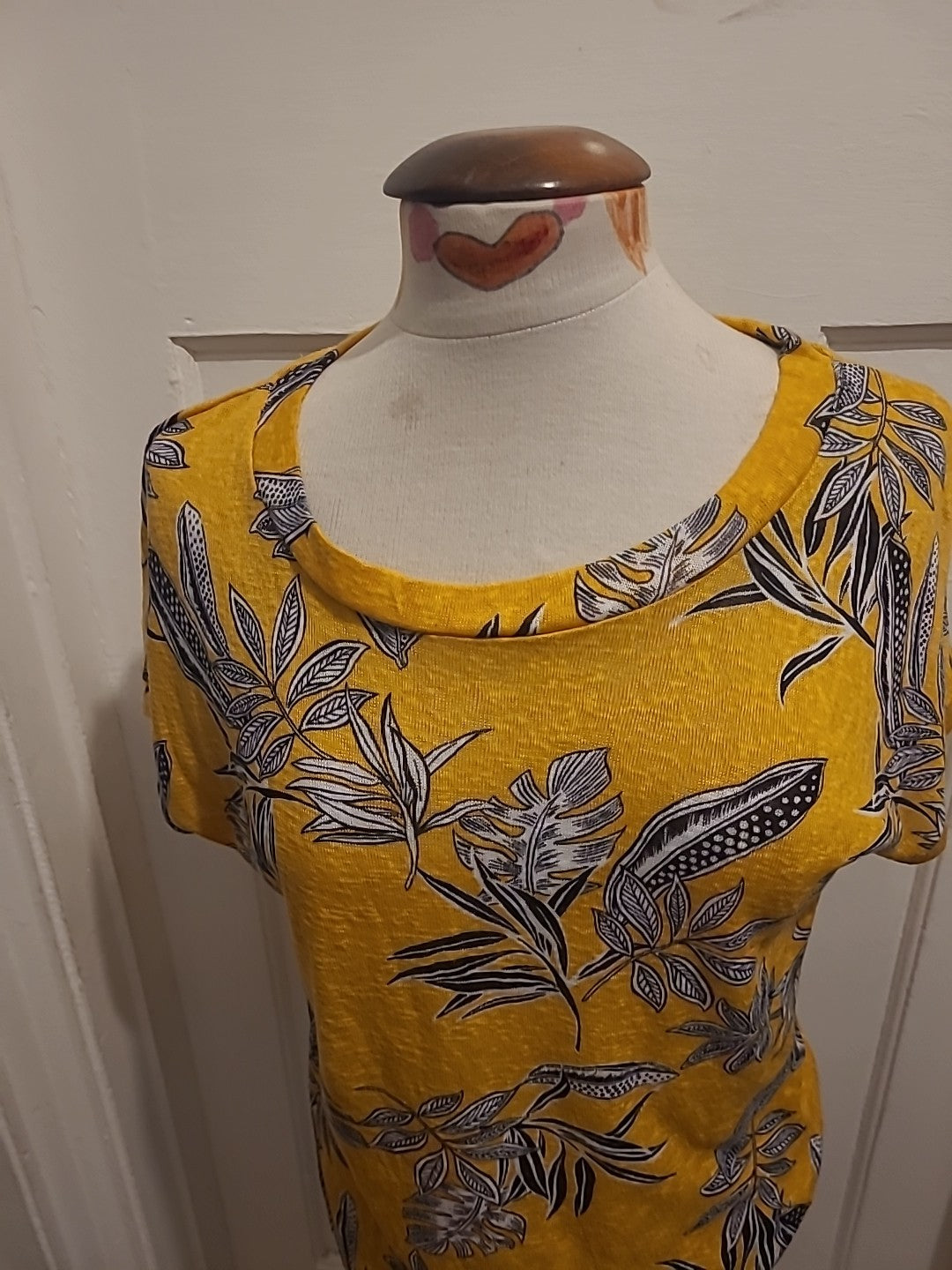 Ladies Peacocks Size 8 Yellow And White Leef Short Sleeve Top
